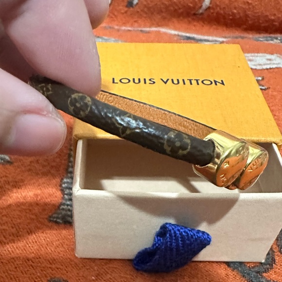 LOUIS VUITTON ❤️🌟 MONOGRAM BRACELET W/ GOLD HARDWARE SNAP CLOSURE⭐️ - Picture 2 of 7